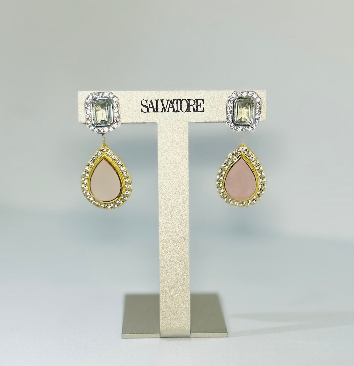 Pantallas Salvatore dos tonos con piedra transparente y piedra rosada.