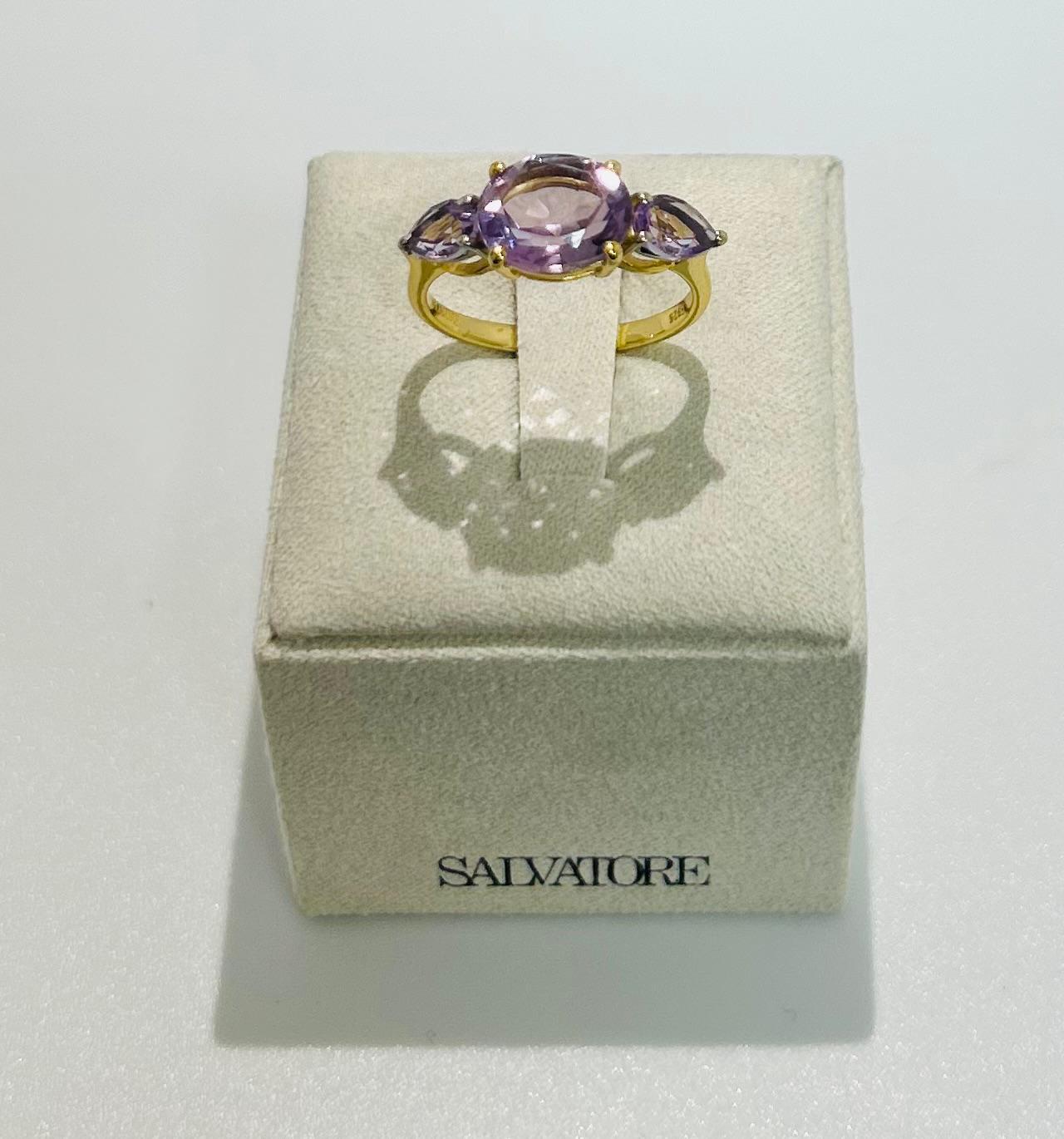 sortija Salvatore con piedras violetas.