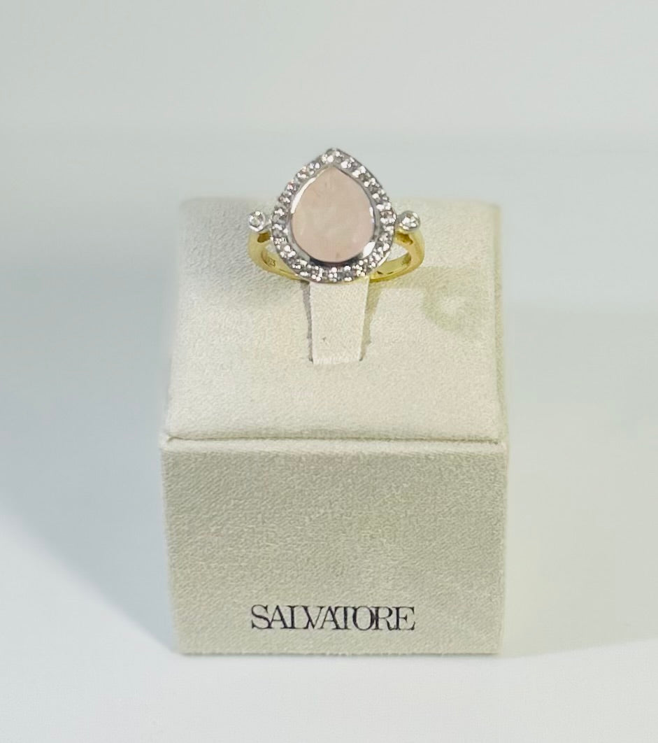 Sortija Salvatore dos tonos con piedra rosada en forma de gota.