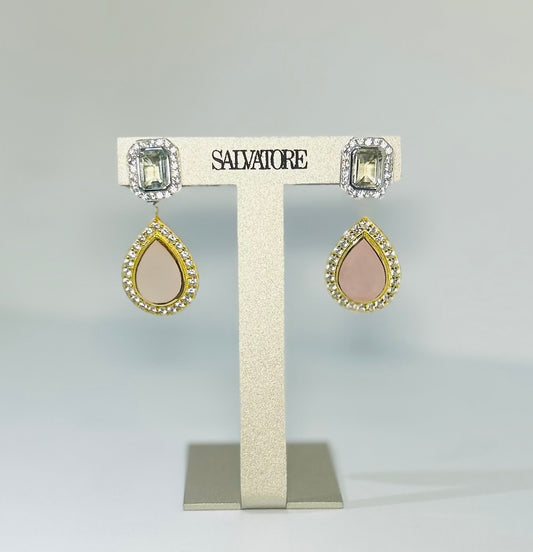 Pantallas Salvatore dos tonos con piedra transparente y piedra rosada.