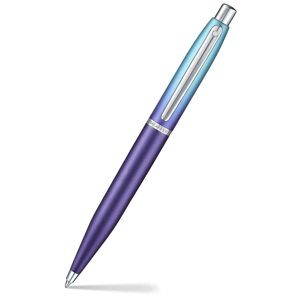 Bolígrafo Sheaffer violeta, degradado azul y detalles plateados.