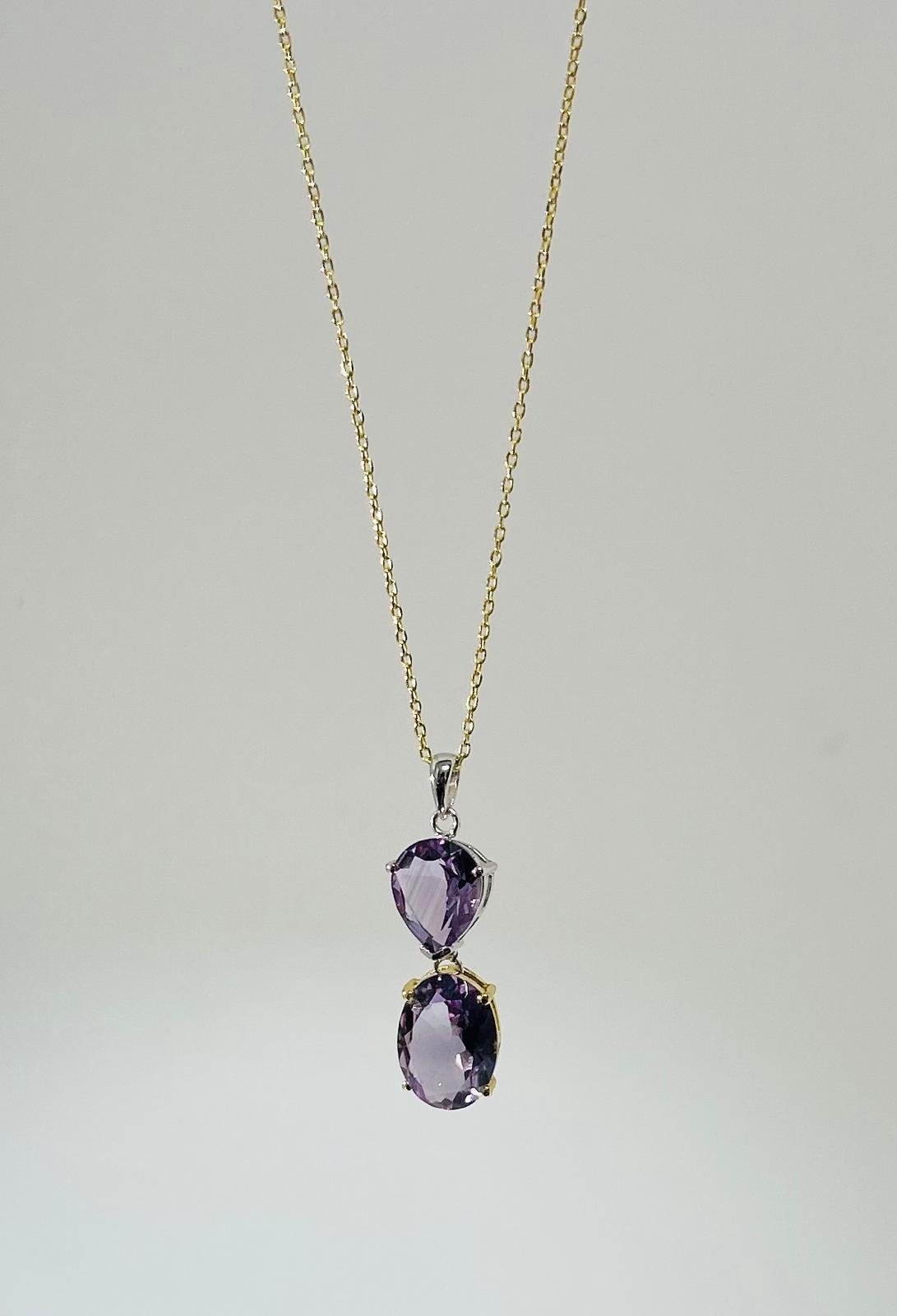 Cadena Salvatore con pendan de dos piedras violetas.