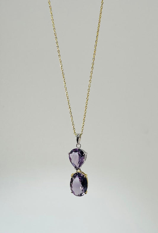 Cadena Salvatore con pendan de dos piedras violetas.