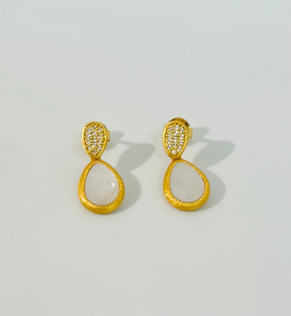 Pantallas Salvatore colgantes con piedra blanca.