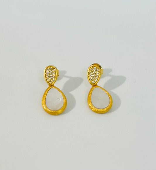 Pantallas Salvatore colgantes con piedra blanca.