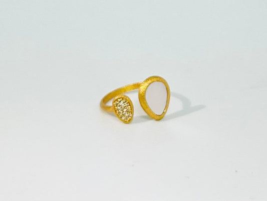 Sortija Salvatore con piedra blanca.