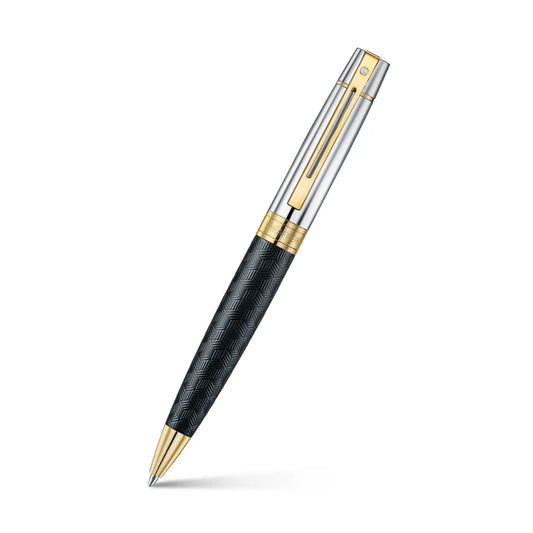 Bolígrafo Sheaffer negro mate, diseño a relieve, capuchón cromado brillante y detalles dorados.