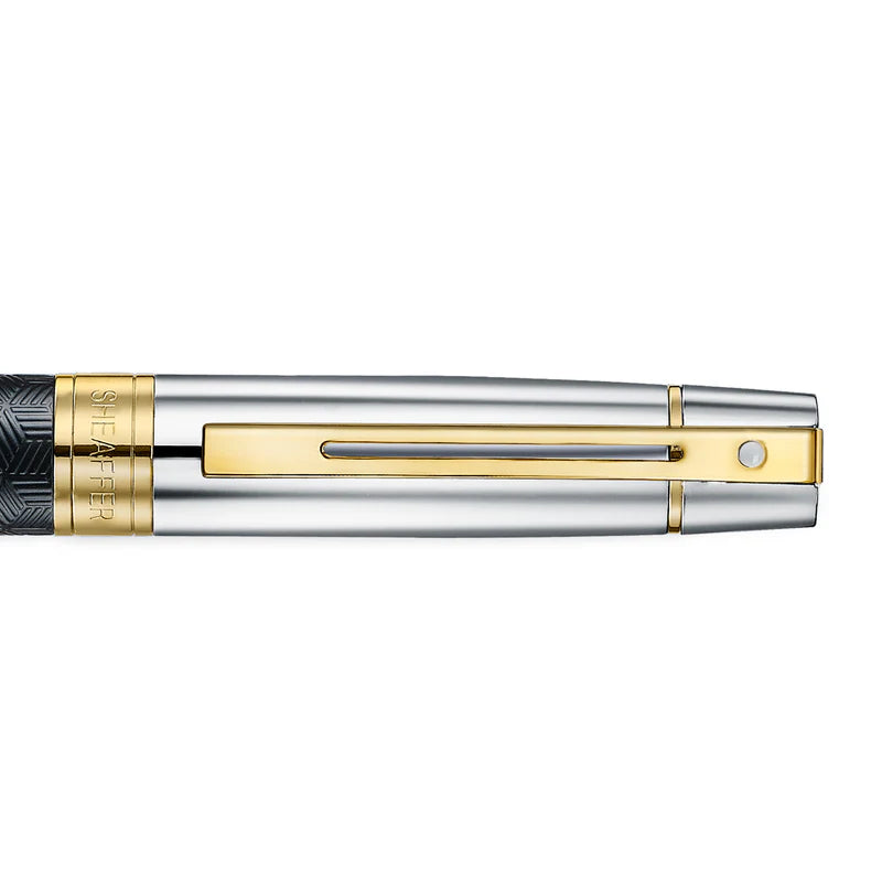 Bolígrafo Sheaffer negro mate, diseño a relieve, capuchón cromado brillante y detalles dorados.