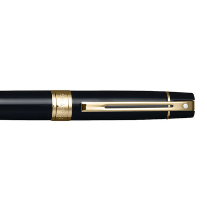 Bolígrafo Sheaffer negro y detalles dorados.